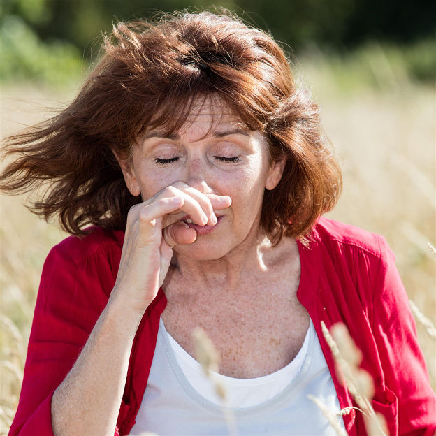 female sneezing from allegies